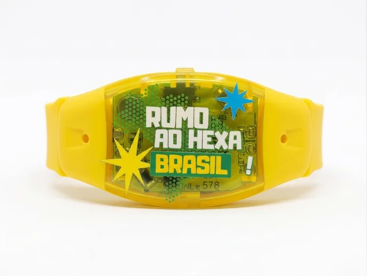 Pulseira LED amarela com personalizacao Rumo ao Hexa Brasil aplicada