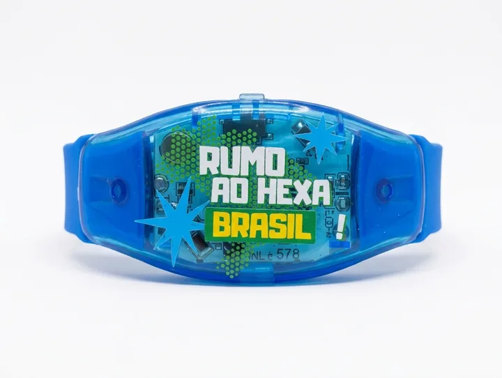 Pulseira LED azul com personalizacao Rumo ao Hexa Brasil aplicada