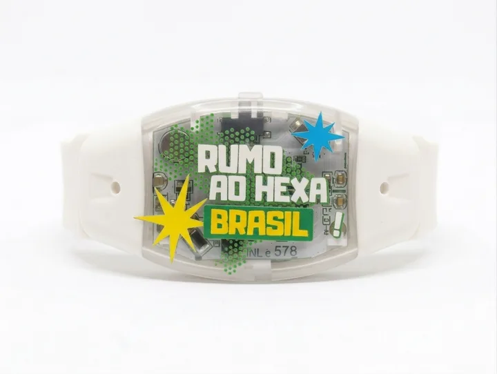 Pulseira LED branca com personalizacao Rumo ao Hexa Brasil aplicada