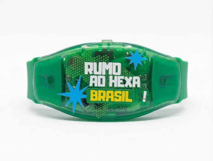 Pulseira LED verde com personalizacao Rumo ao Hexa Brasil aplicada