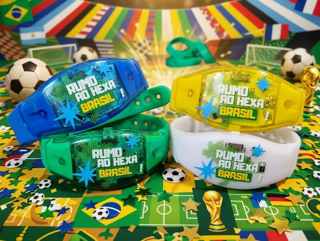 Pulseiras LED verde, azul, amarela e branca personalizadas com Rumo ao Hexa Brasil em cenario de Copa do Mundo