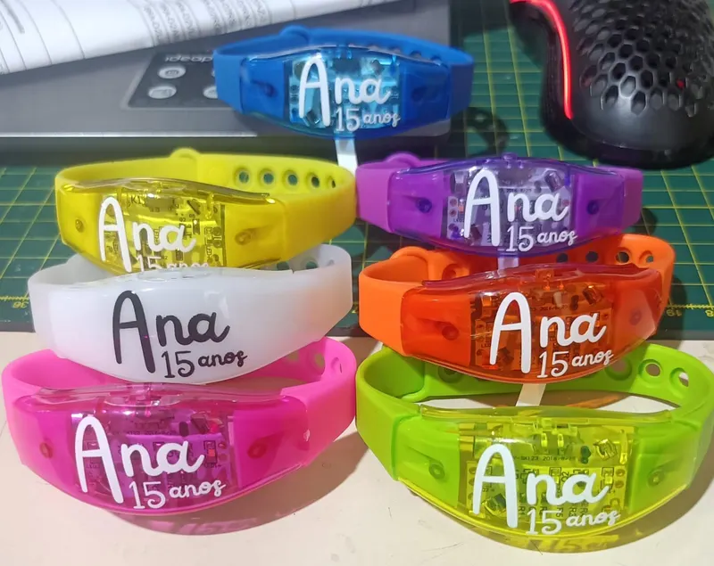 Pulseiras LED personalizadas com impress&atilde;o UV colorida para festa de 15 anos