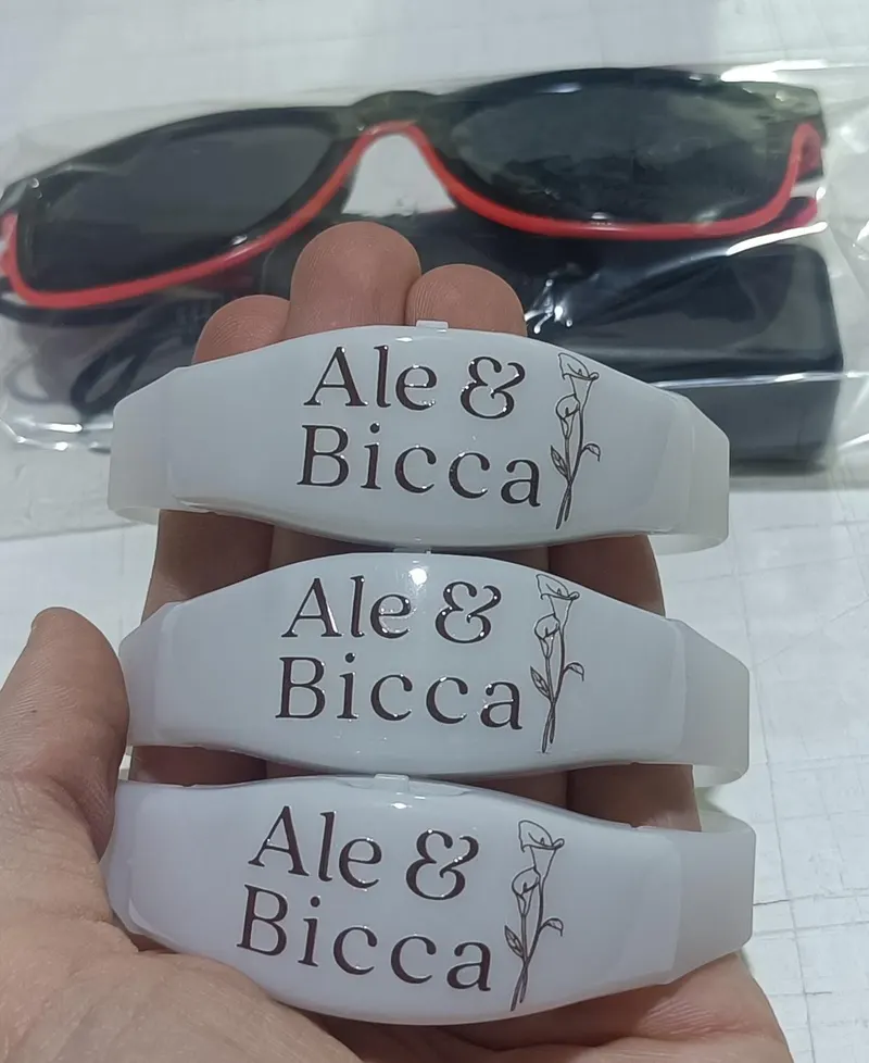Pulseiras LED branca personalizadas para casamento Ale e Bicca