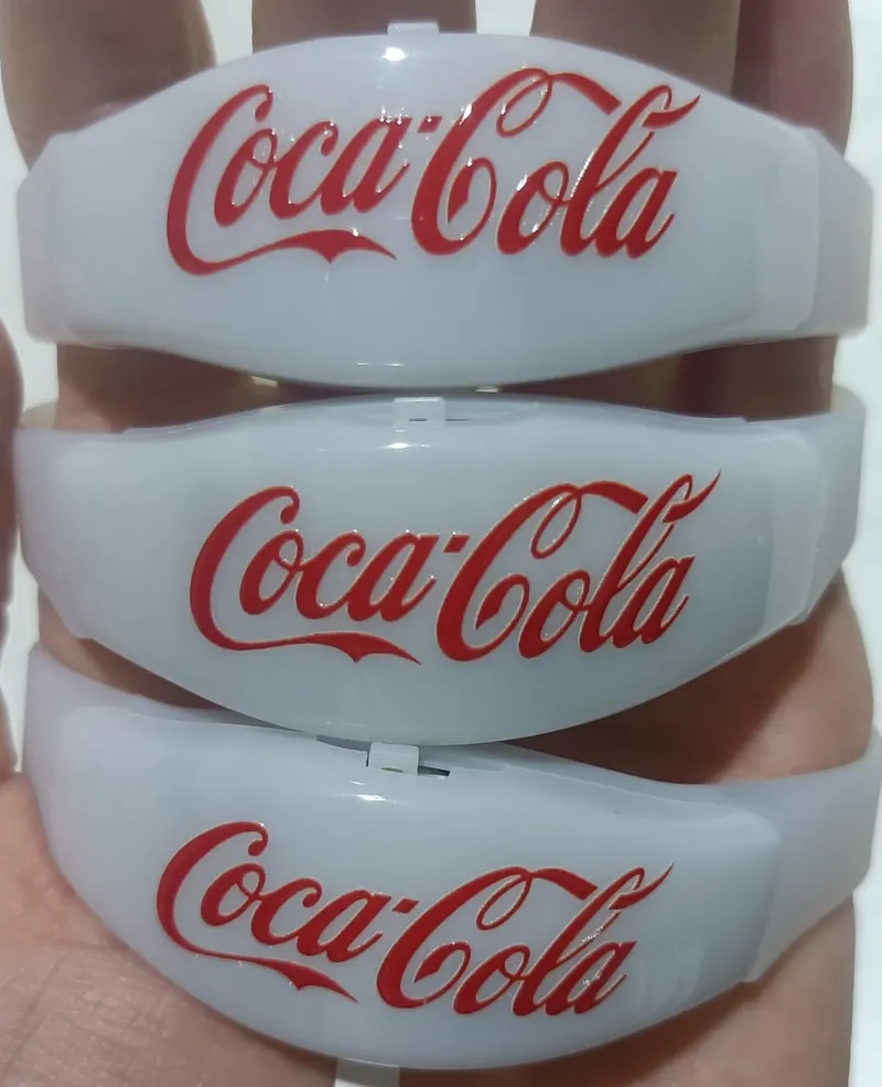 Pulseiras LED branca personalizadas com a marca Coca-Cola