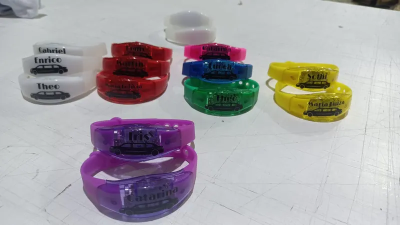 Pulseiras LED multicolor com nomes personalizados para grupo de amigos
