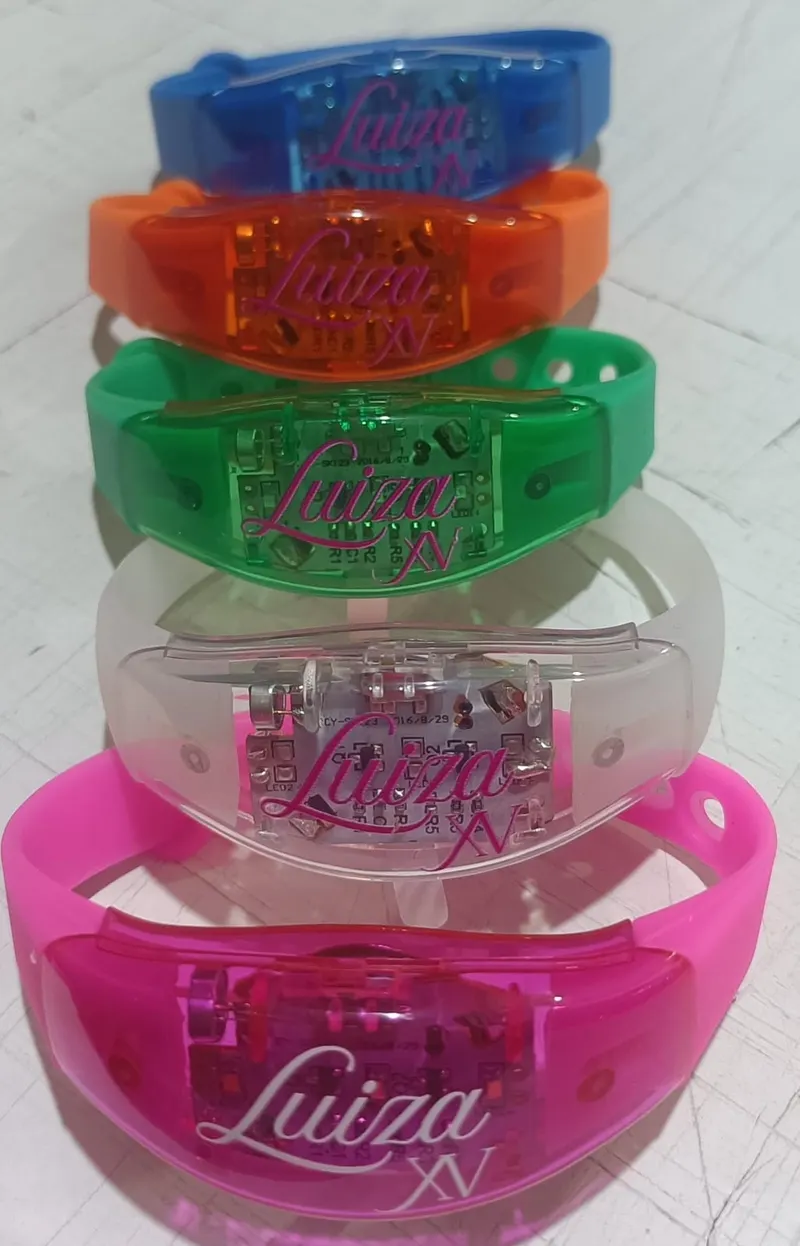 Pulseiras LED multicolor personalizadas para festa de 15 anos da Luiza