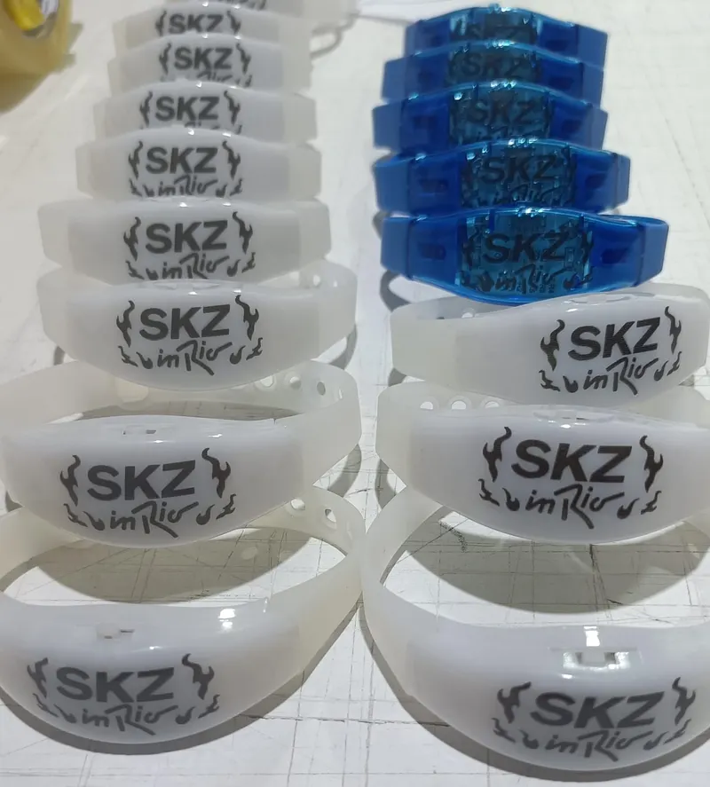 Pulseiras LED branca e azul personalizadas para SKZ no Rock in Rio